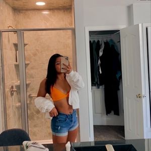 Meet your Posher, Emi